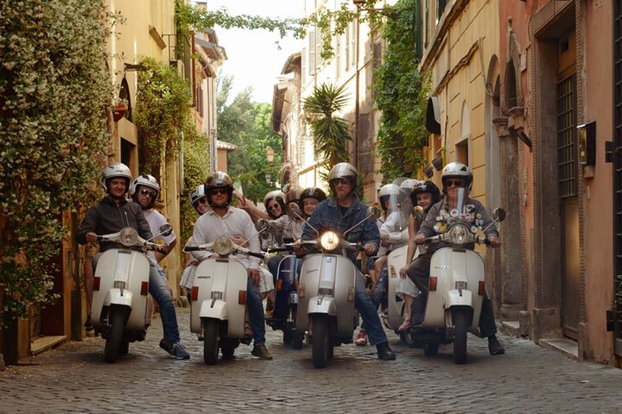 Vespa Tour con autista Rome By Night 3 ore — 4