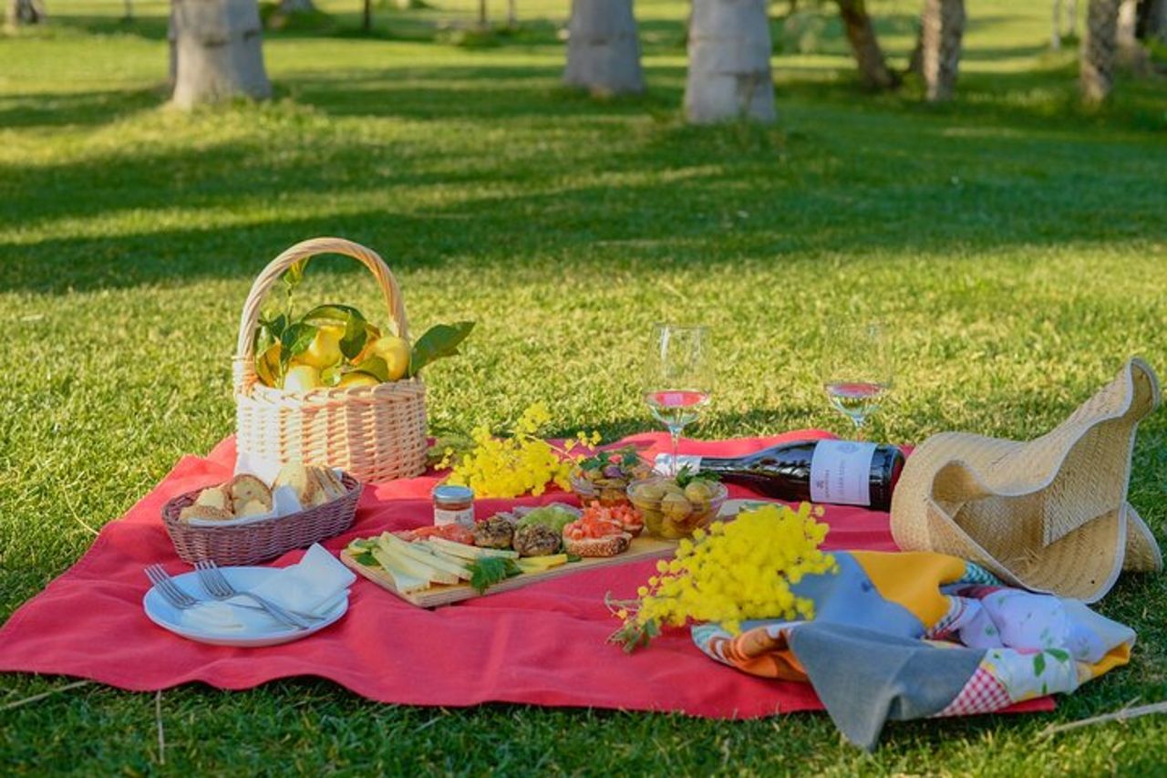 Picnic sul prato - giardino aromatico e cantina