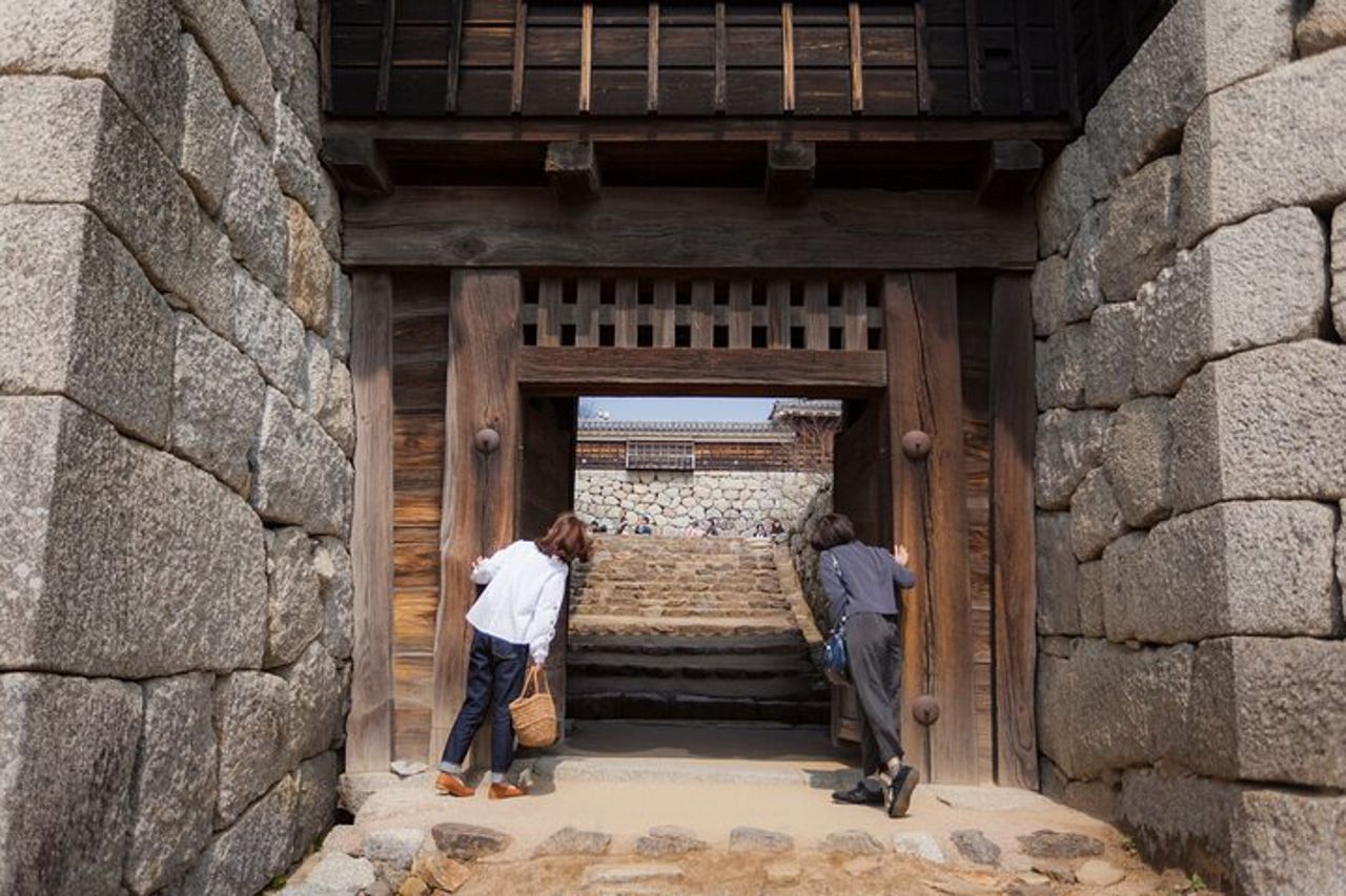 [Passeggiata in città] Passeggia per il castello di Matsuyama e goditi lo shopping locale — 5