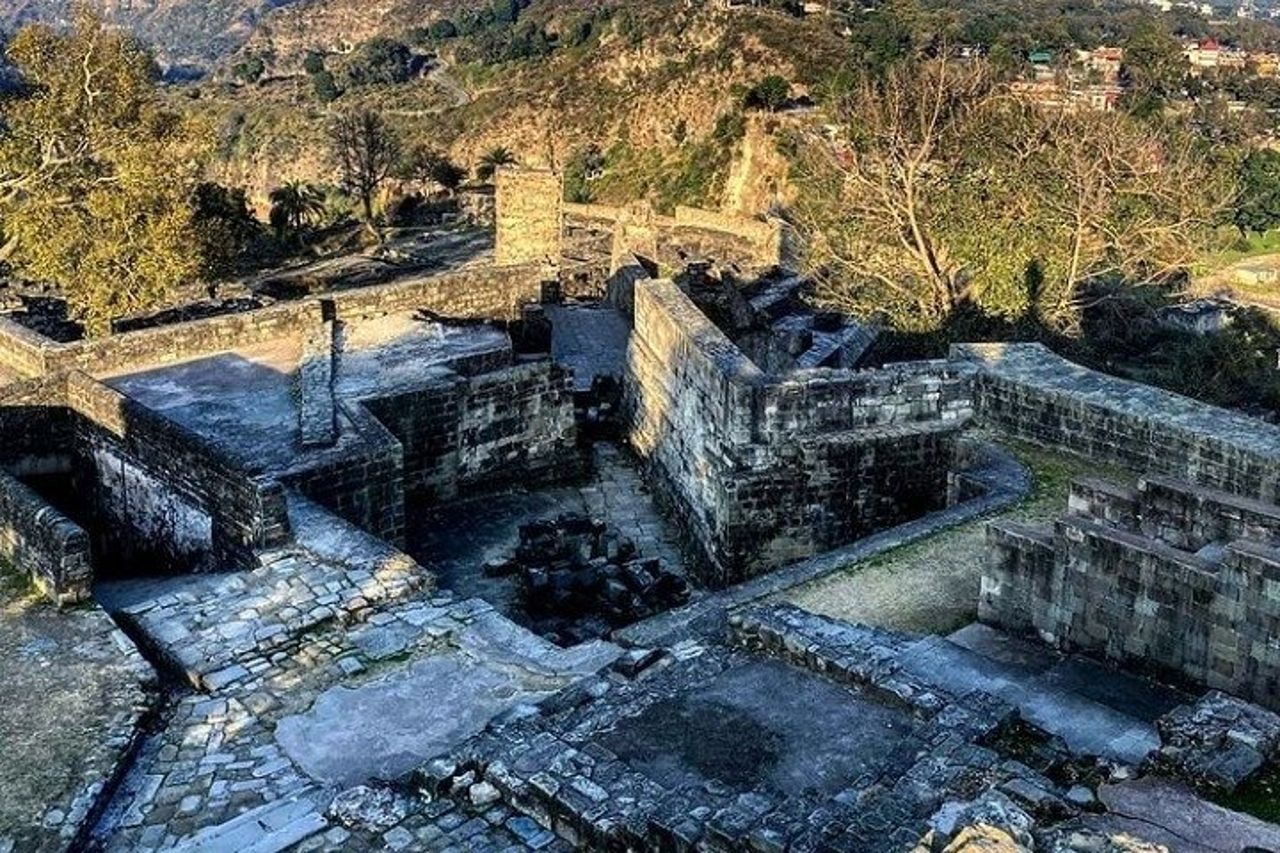 Tour storico tra cui il forte dell'Unesco Kangra e il tempio del taglio della roccia di Dharamshala — 9