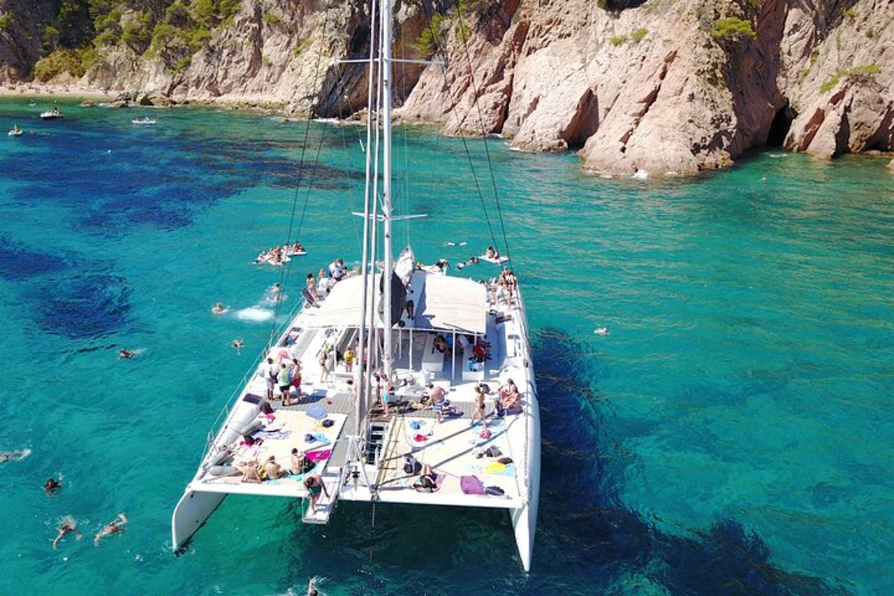 Passeggiate Attraverso La Costa Brava In Un Grande Catamarano Con Buffet-barbacoa E Bagno