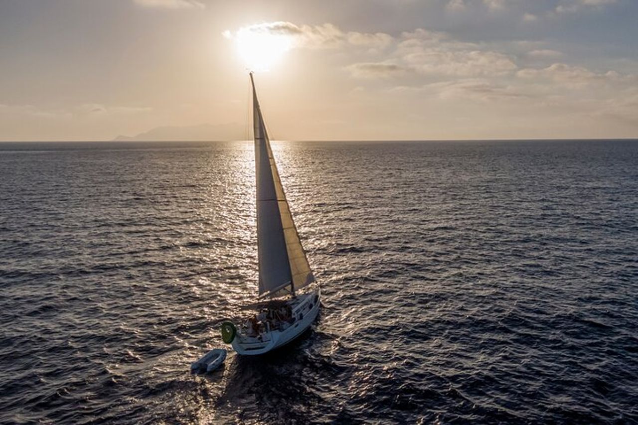 Tour in barca a vela delle Egadi a Favignana e Levanzo da Trapani — 9