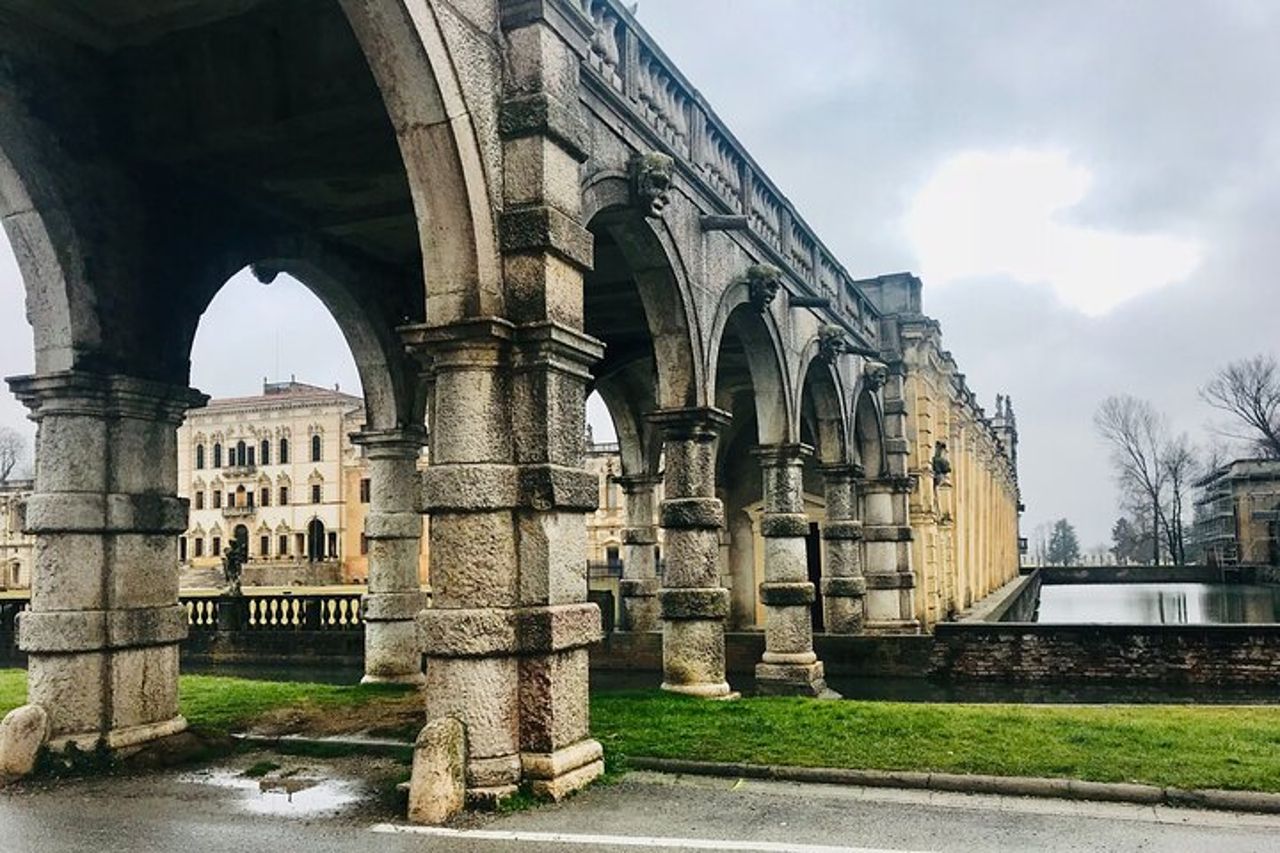 Tour di un giorno da Padova: ville venete, cittadine medievali e produzione di Grana Padano