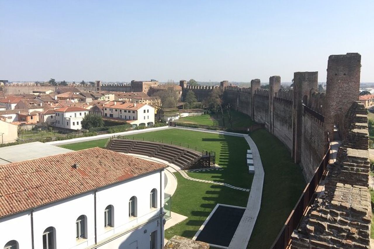 Tour di un giorno da Padova: ville venete, cittadine medievali e produzione di Grana Padano — 8