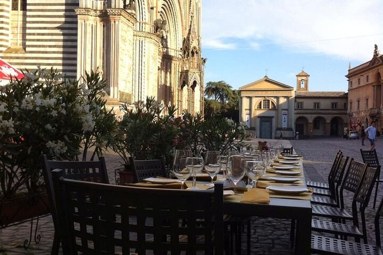 Aperitivo di fronte al Duomo e Tour di Orvieto Underground — 3
