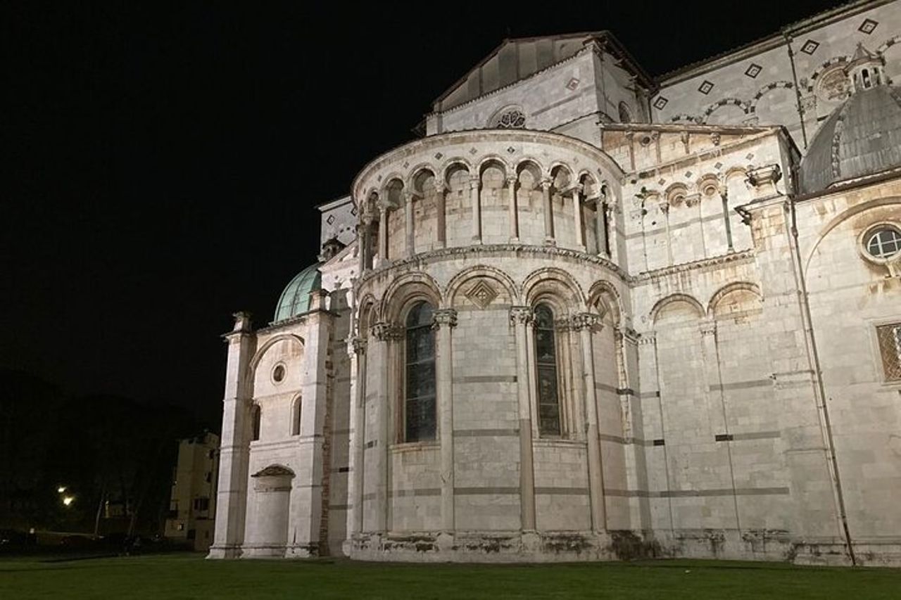 Il fascino di Lucca di notte