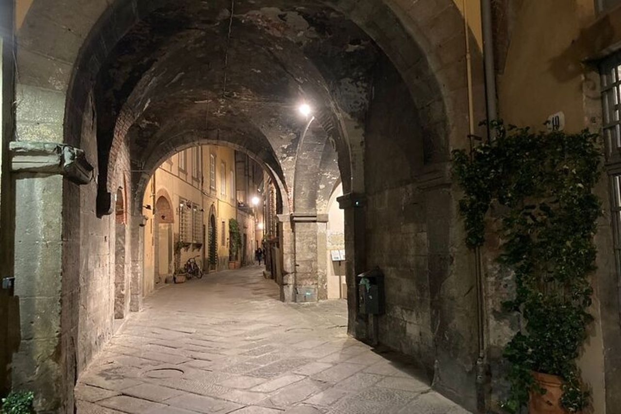 Il fascino di Lucca di notte — 5