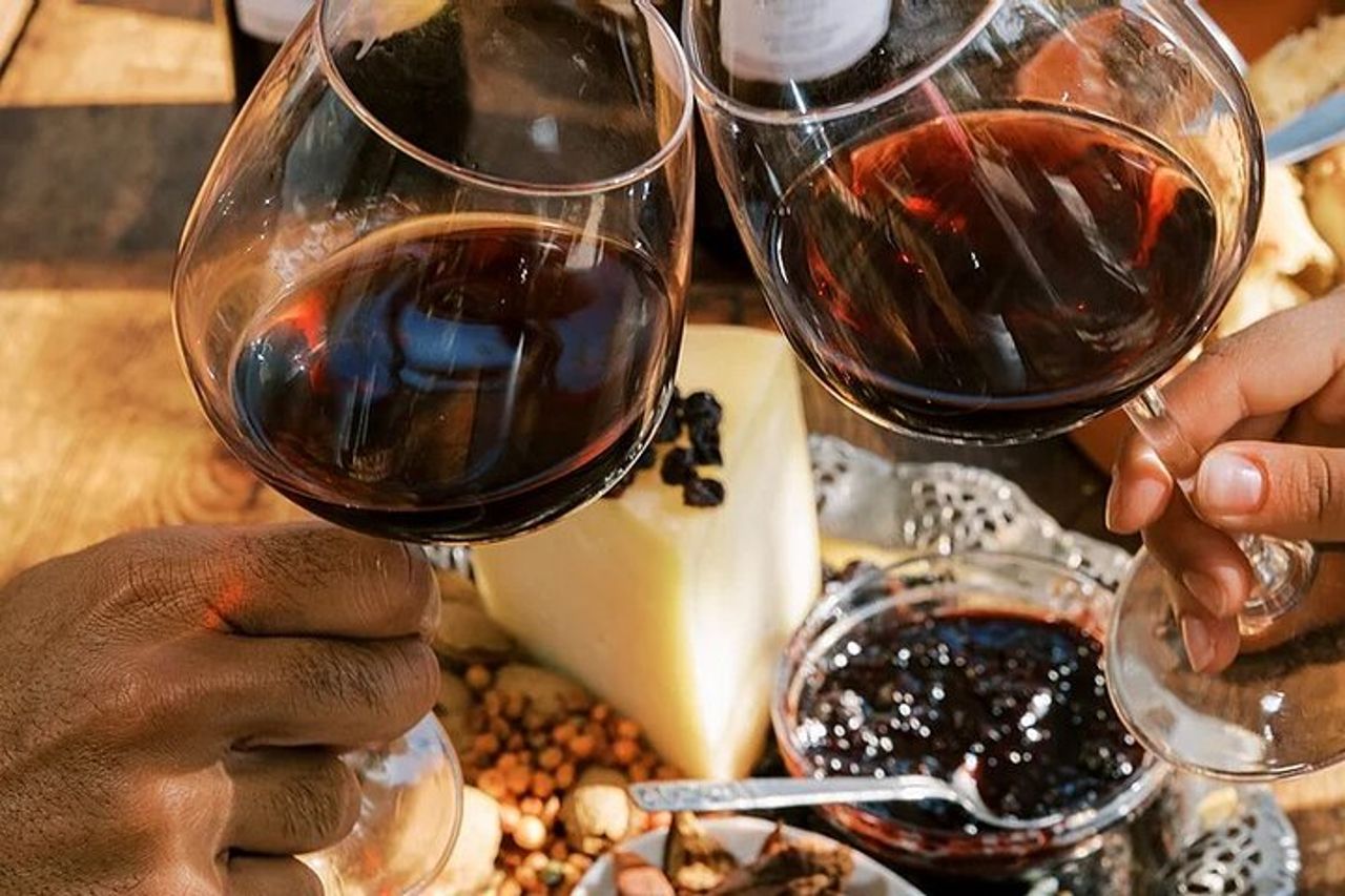 Visita della cantina e degustazione di vini presso la cantina Karimalis a Ikaria — 5
