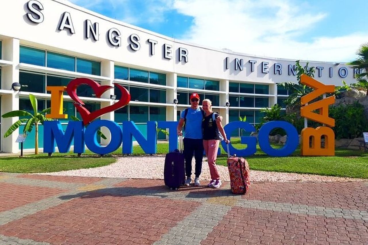 Trasferimento di andata e ritorno in aeroporto al Royalton Blue Waters & White Sands Hotel — 2