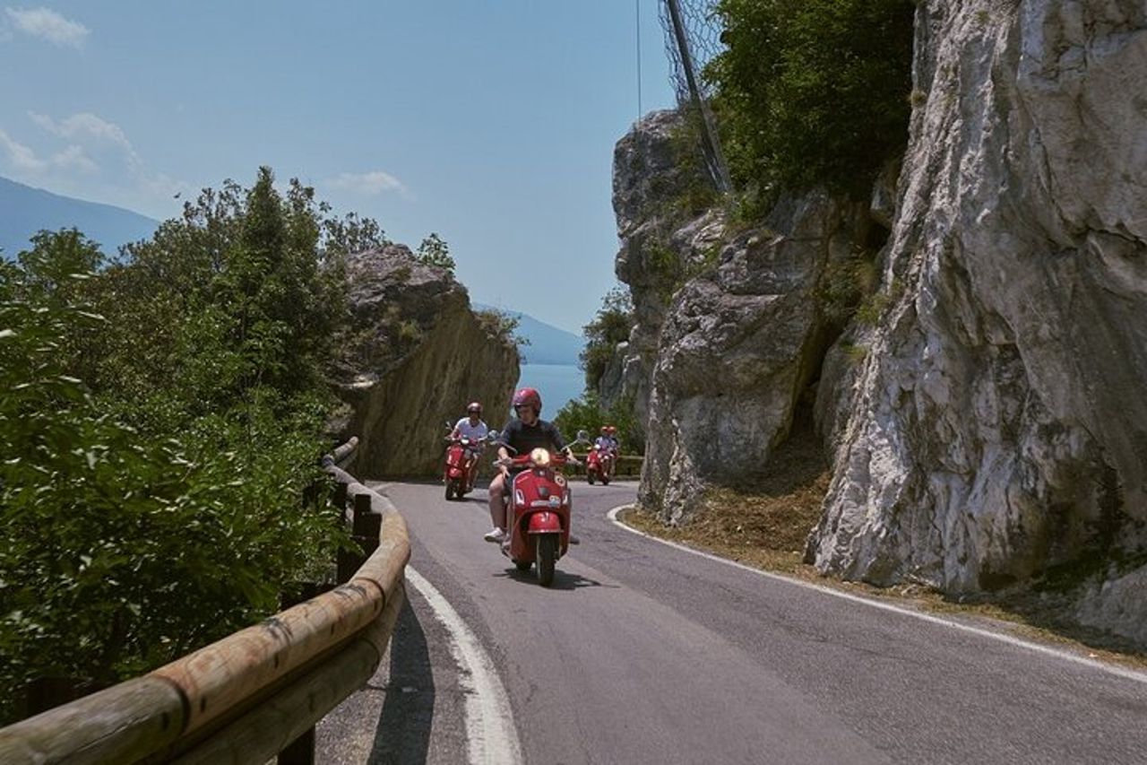 Tour in scooter del Garda senza guida di un'intera giornata da Riva del Garda — 2