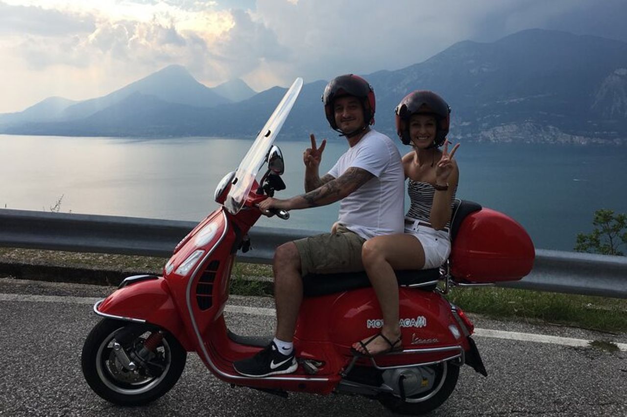 Tour in scooter del Garda senza guida di un'intera giornata da Riva del Garda