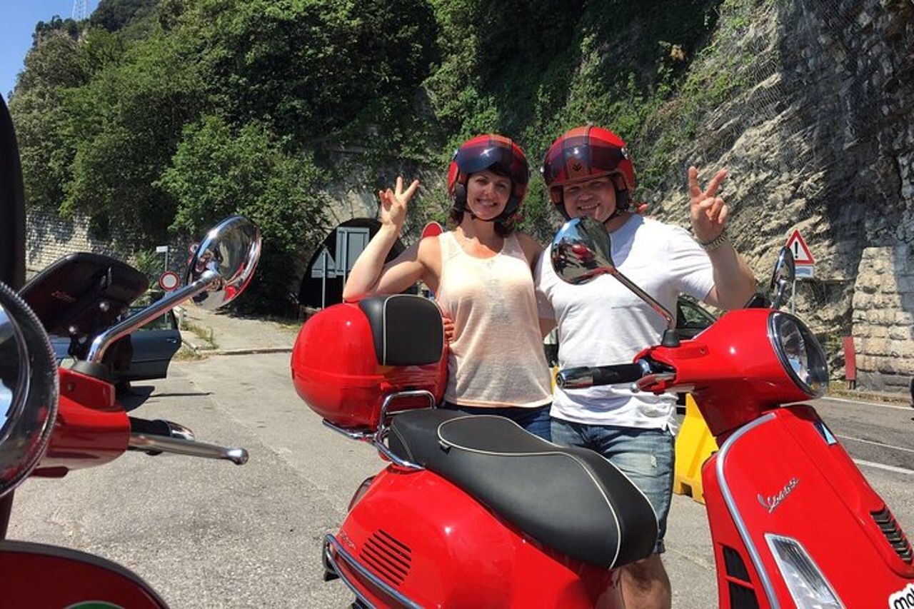 Tour in scooter del Garda senza guida di un'intera giornata da Riva del Garda — 4