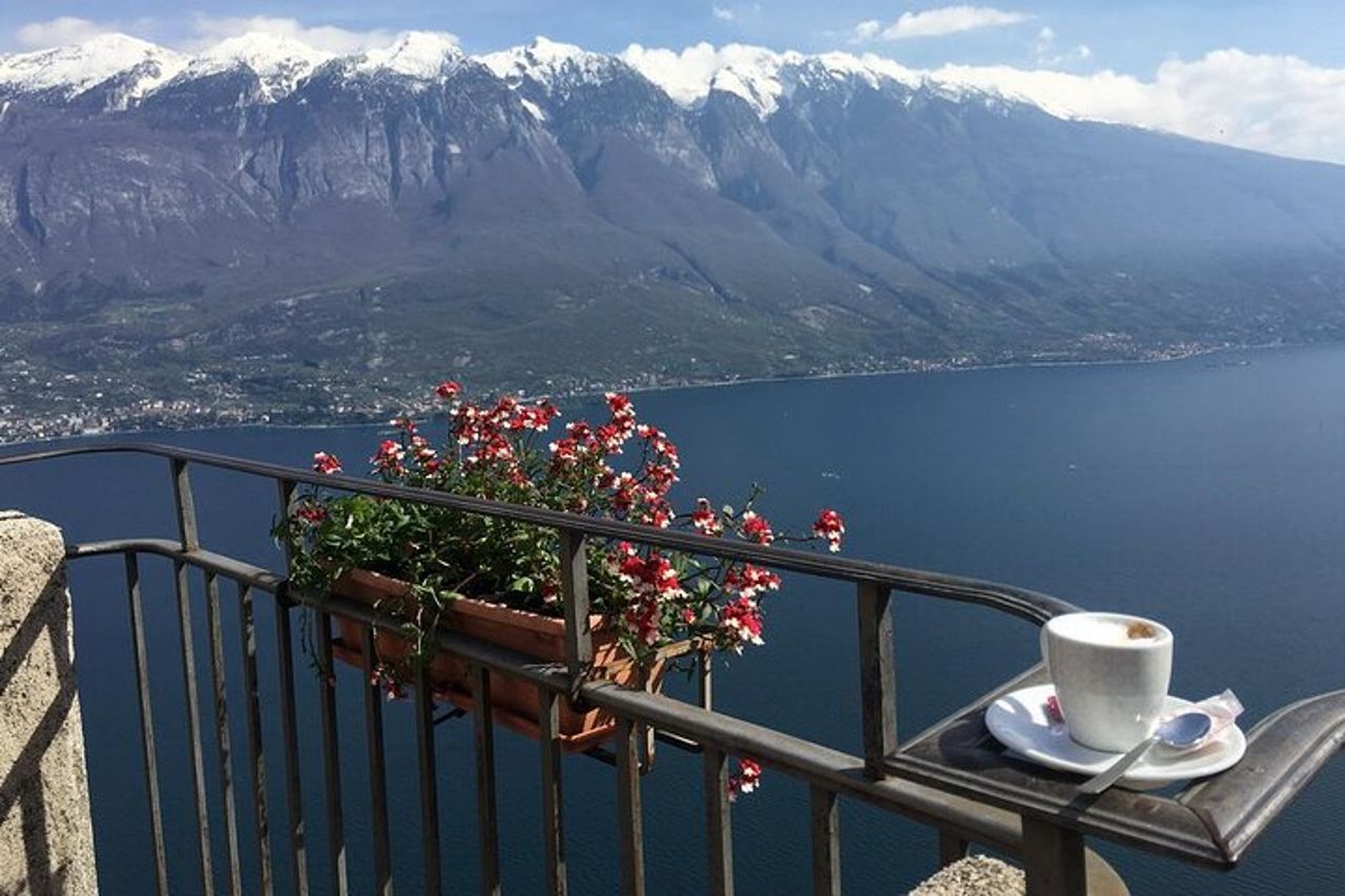 Tour in scooter del Garda senza guida di un'intera giornata da Riva del Garda — 8