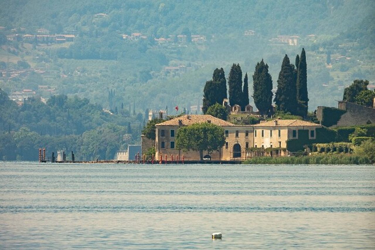 Tour in scooter del Garda senza guida di un'intera giornata da Riva del Garda — 9