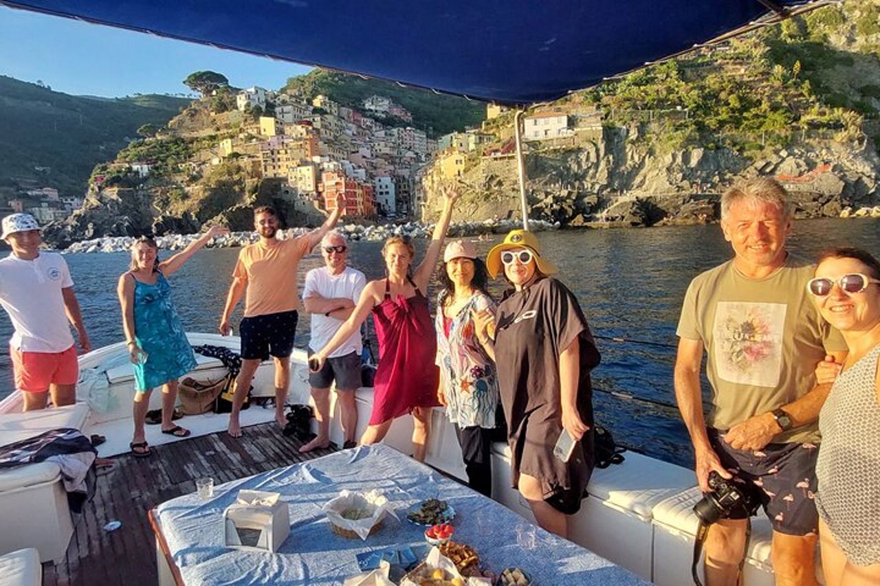Tour privato in barca al tramonto delle Cinque Terre con tradizionale gozzo ligure — 3