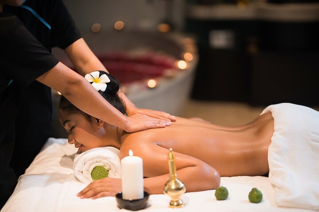 Massaggio aromaterapico, massaggi terapeutici con oli aromaterapici rilassanti. — 2