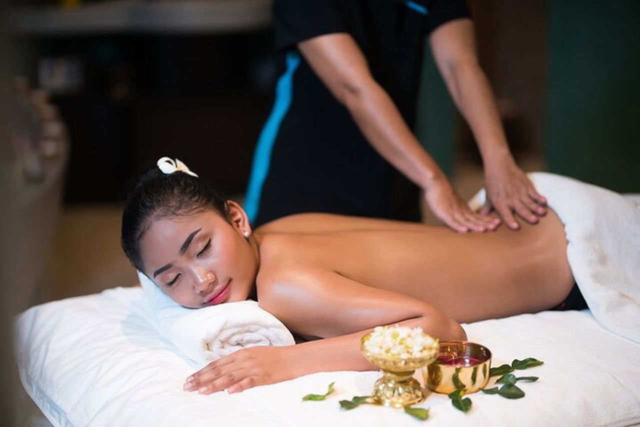Massaggio aromaterapico, massaggi terapeutici con oli aromaterapici rilassanti. — 3