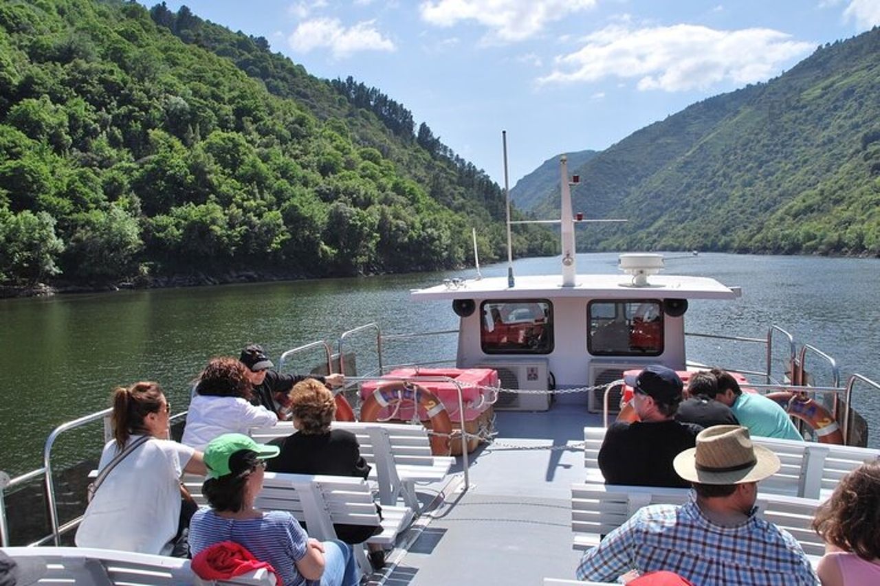 Ribeira Sacra in barca (facoltativa), visita di Ourense da Santiago