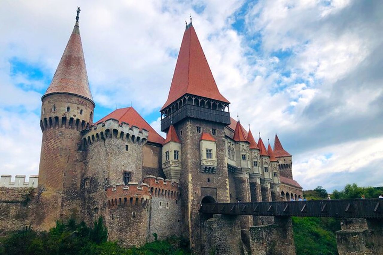 Trasferimento Sibiu - Timisoara, visita al castello di Corvins e tour della città a Timisoara