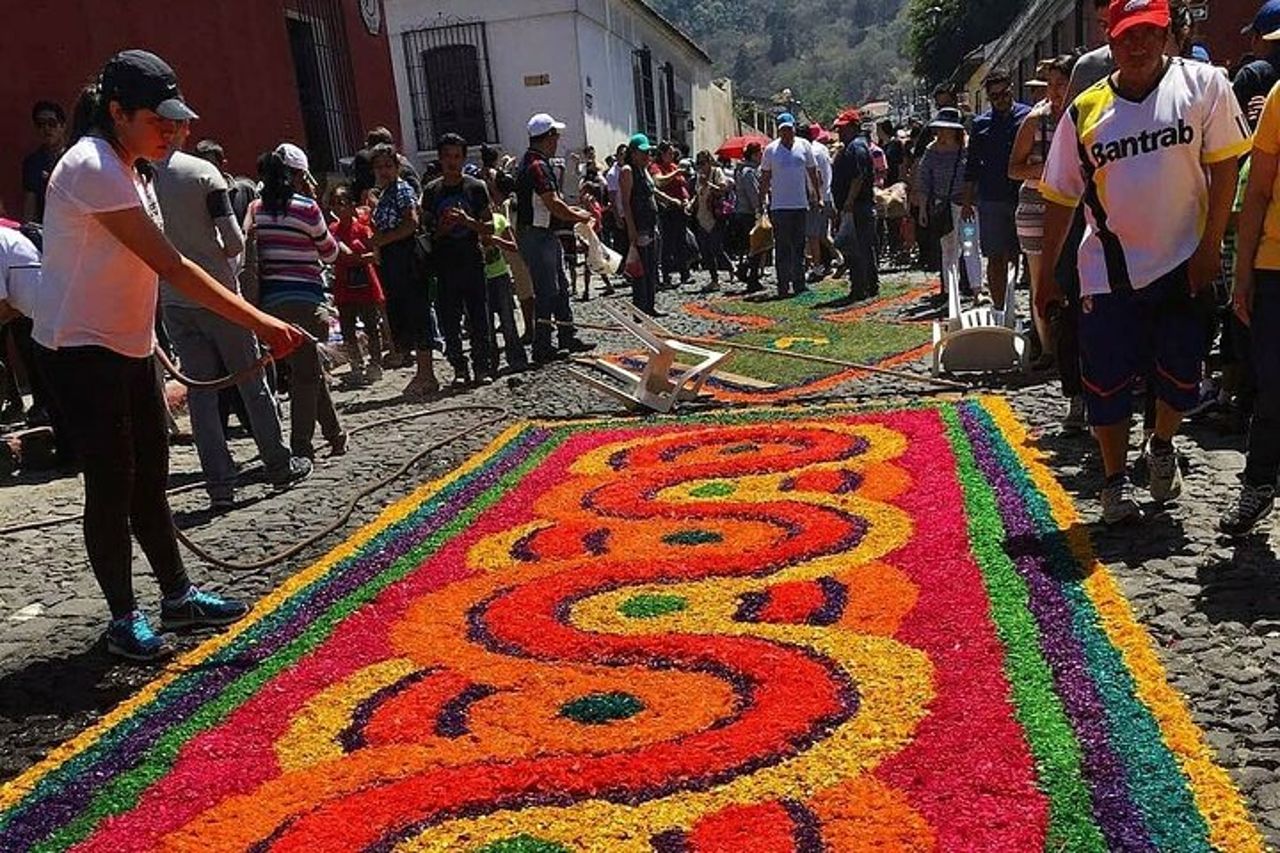 Tour delle processioni cattoliche durante la Settimana Santa ad Antigua — 5