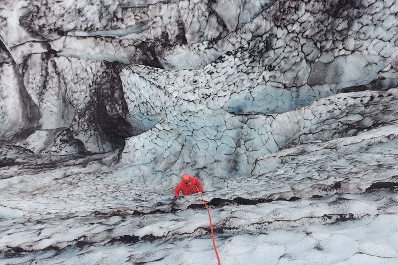 Arrampicata su ghiaccio in piccoli gruppi ed escursionismo sul ghiacciaio a Solheimajokull — 4