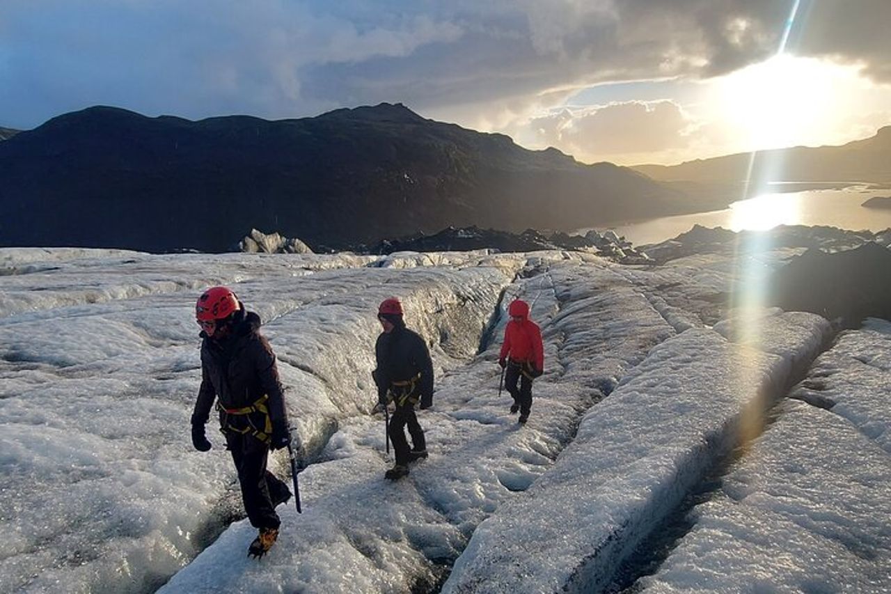 Arrampicata su ghiaccio in piccoli gruppi ed escursionismo sul ghiacciaio a Solheimajokull — 5