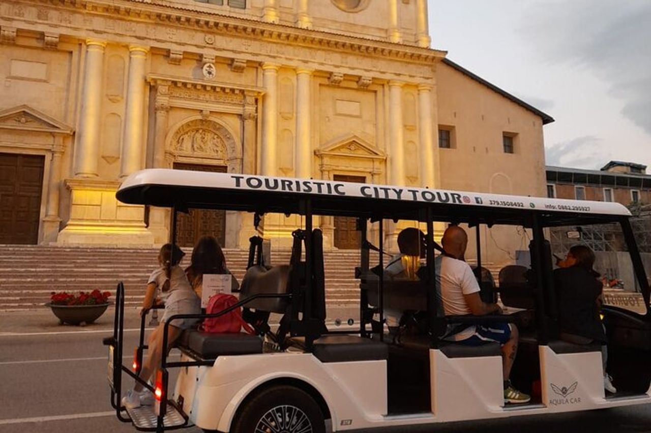 Giro Turistico dell'Aquila a bordo di una Navetta Elettrica — 2