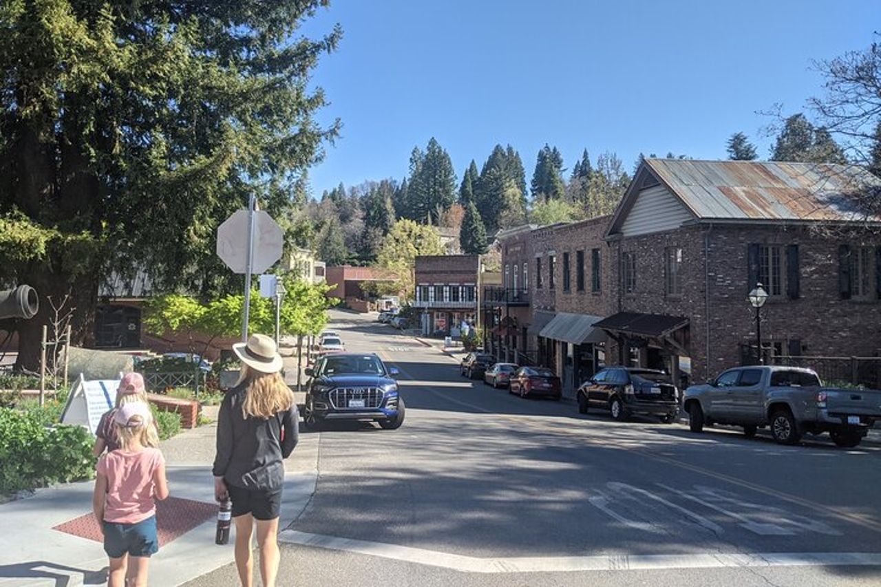 Tour a piedi e gioco della caccia al tesoro di Nevada City