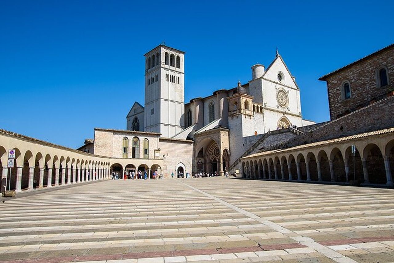 Tour storico guidato di un'intera giornata di Cascia e Assisi — 2