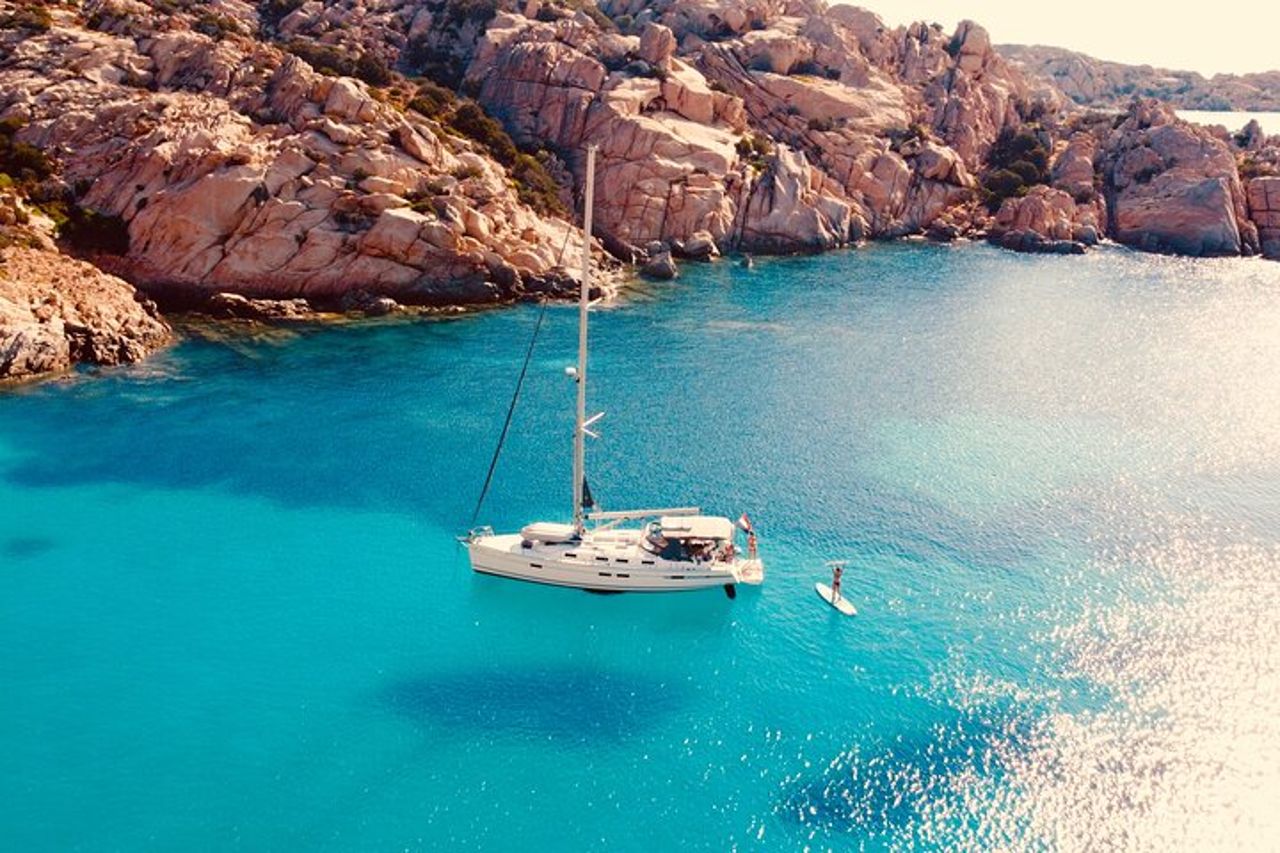 Tour in barca a vela dell'Arcipelago di La Maddalena con pranzo da Palau — 2