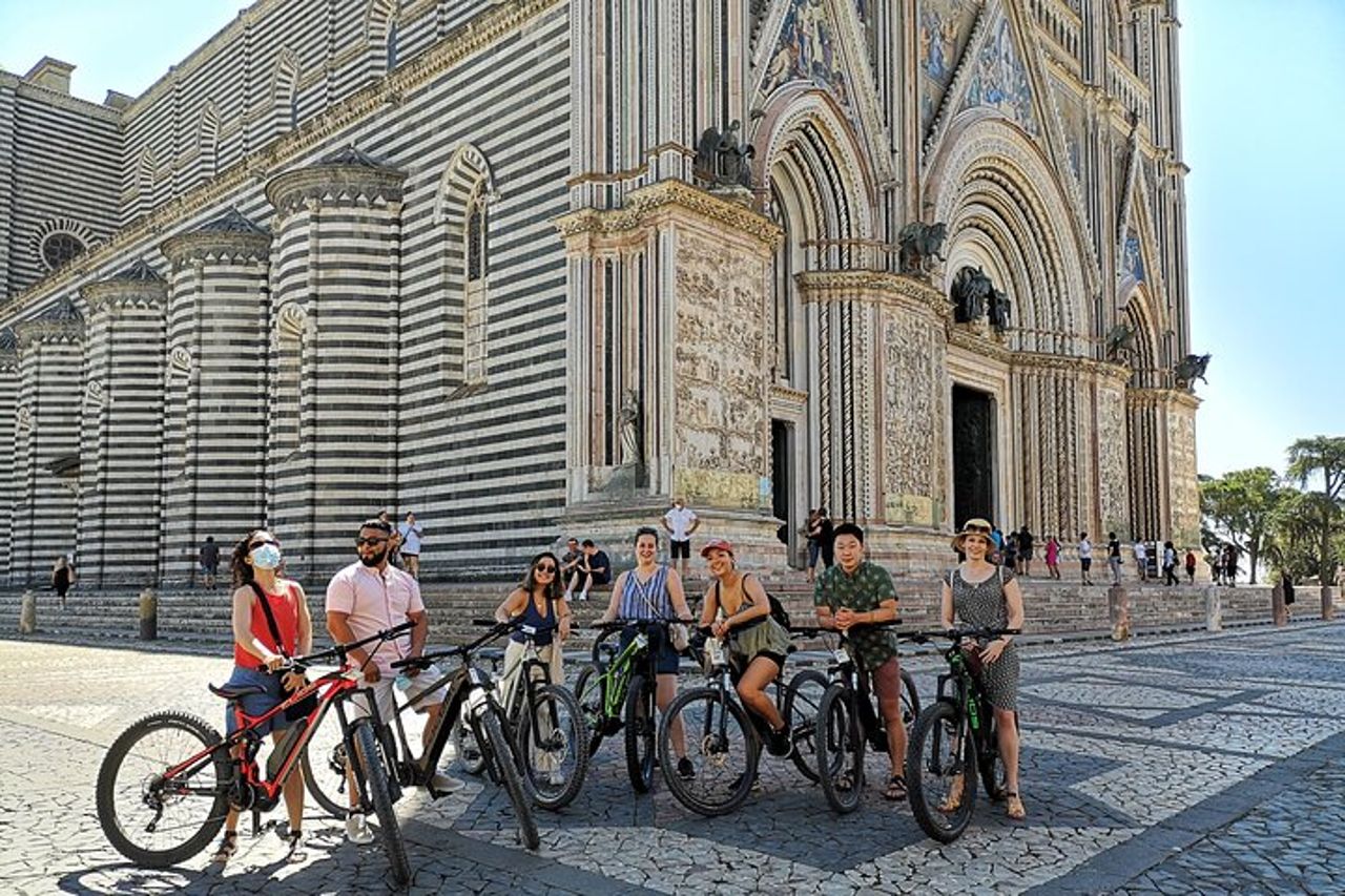 E-bike tour in Orvieto in piccolo gruppo: storia, cultura con pranzo o cena