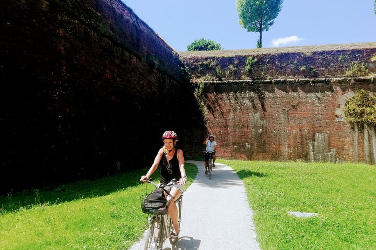 Lucca: self-guided tour + picnic nel vigneto — 3