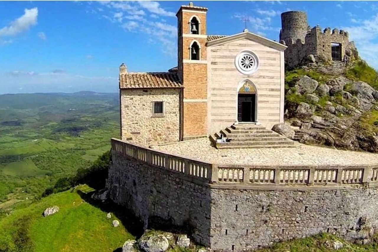 Tour privato di mezza giornata della Tolfa e dei laboratori della pelle