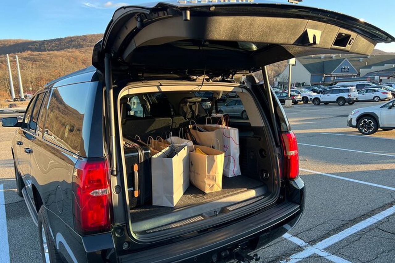 Woodbury Common Premium Outlet Shopping Gita di un giorno privato in SUV da New York — 3