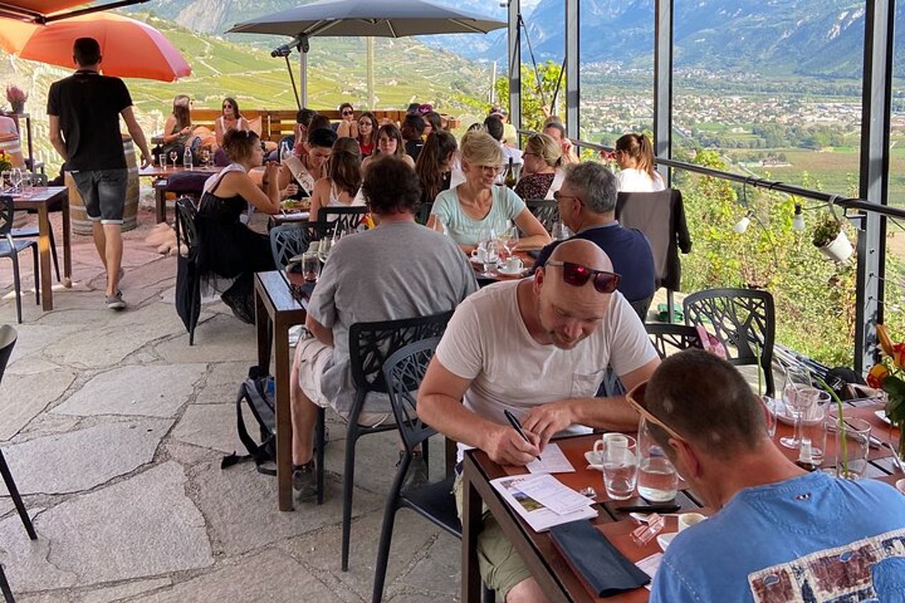 Passeggiata tra i vigneti di Sion e vino e cena — 6