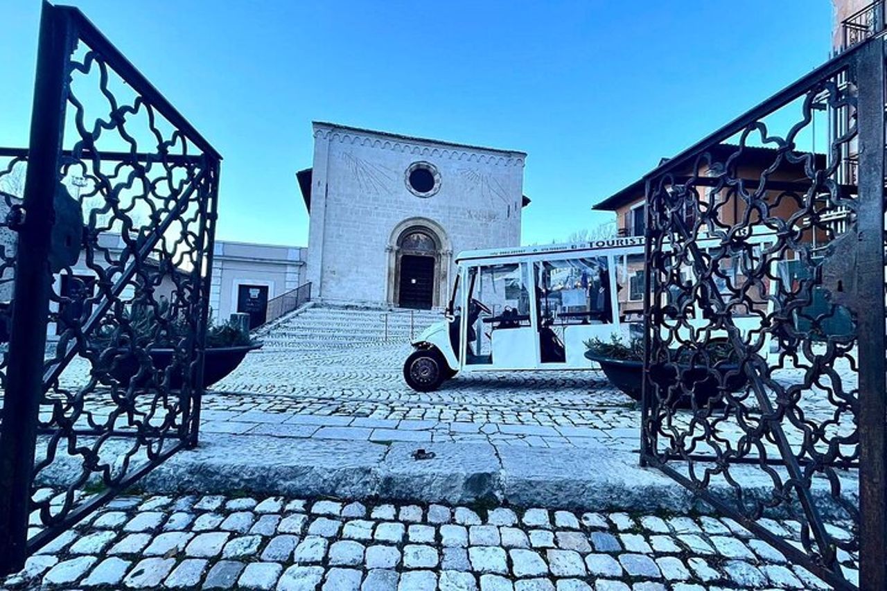 Giro Turistico dell'Aquila a bordo di una Navetta Elettrica — 3