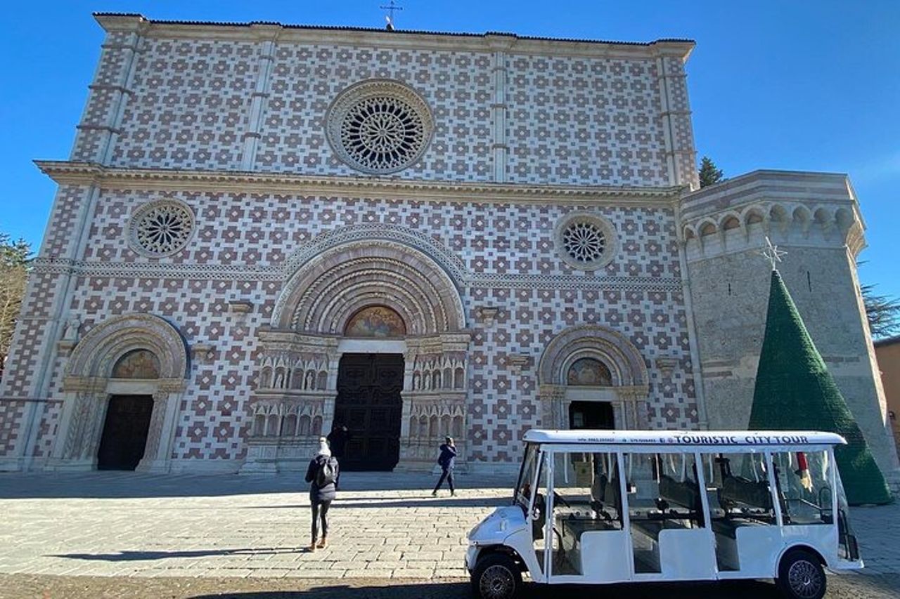 Giro Turistico dell'Aquila a bordo di una Navetta Elettrica — 6