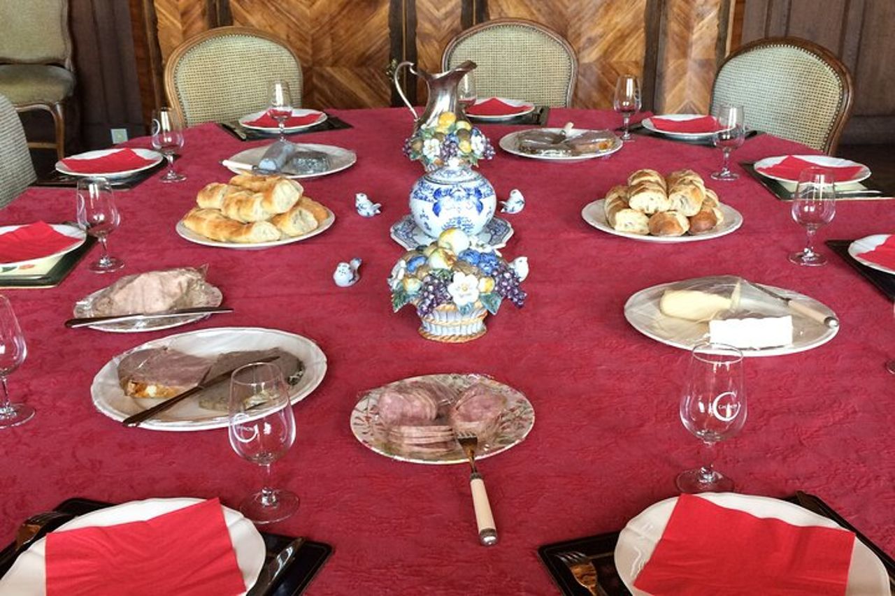 Esperienza epicurea del castello con vino e specialità locali — 4