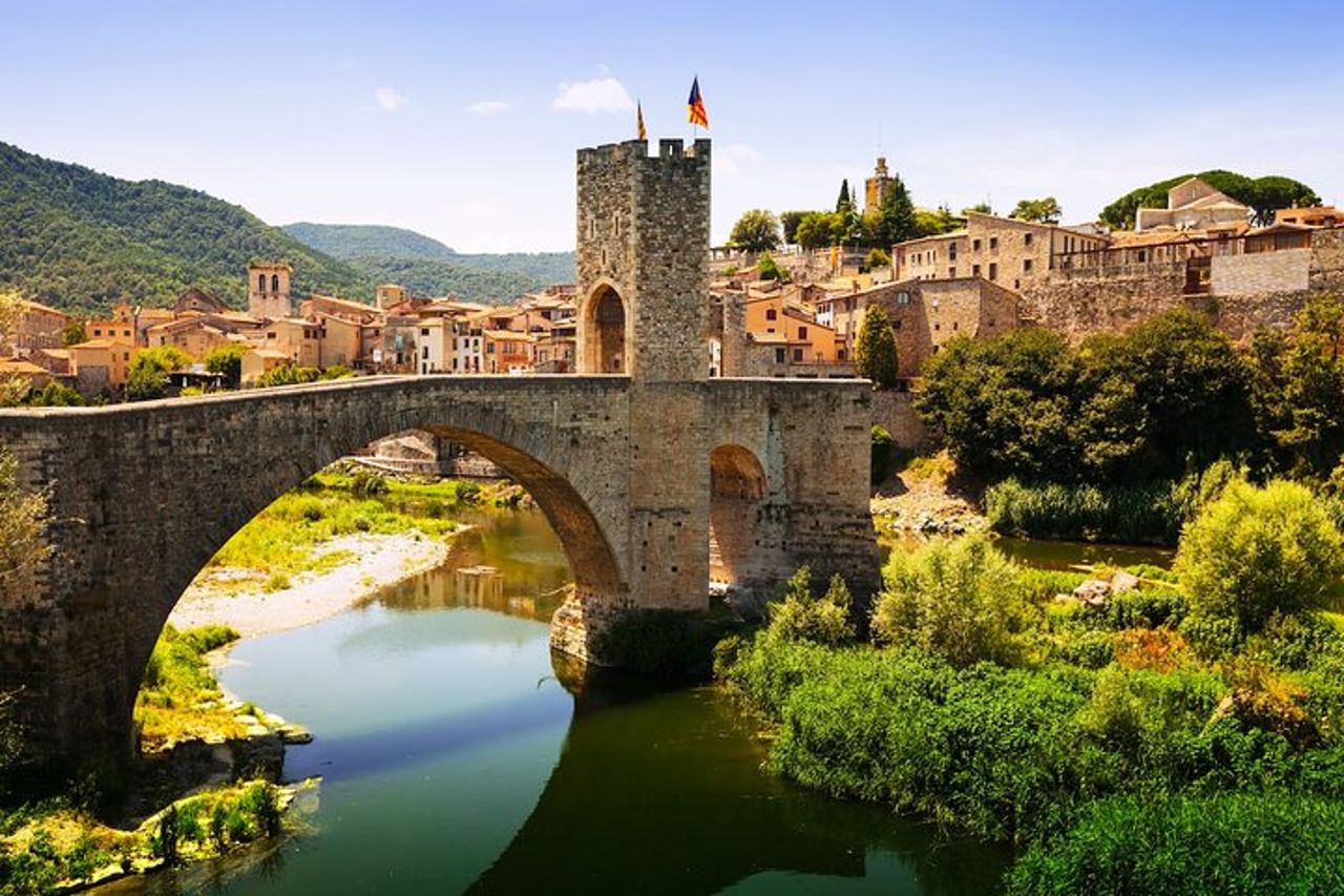 Tour privato di Girona e Besalu di un'intera giornata — 2