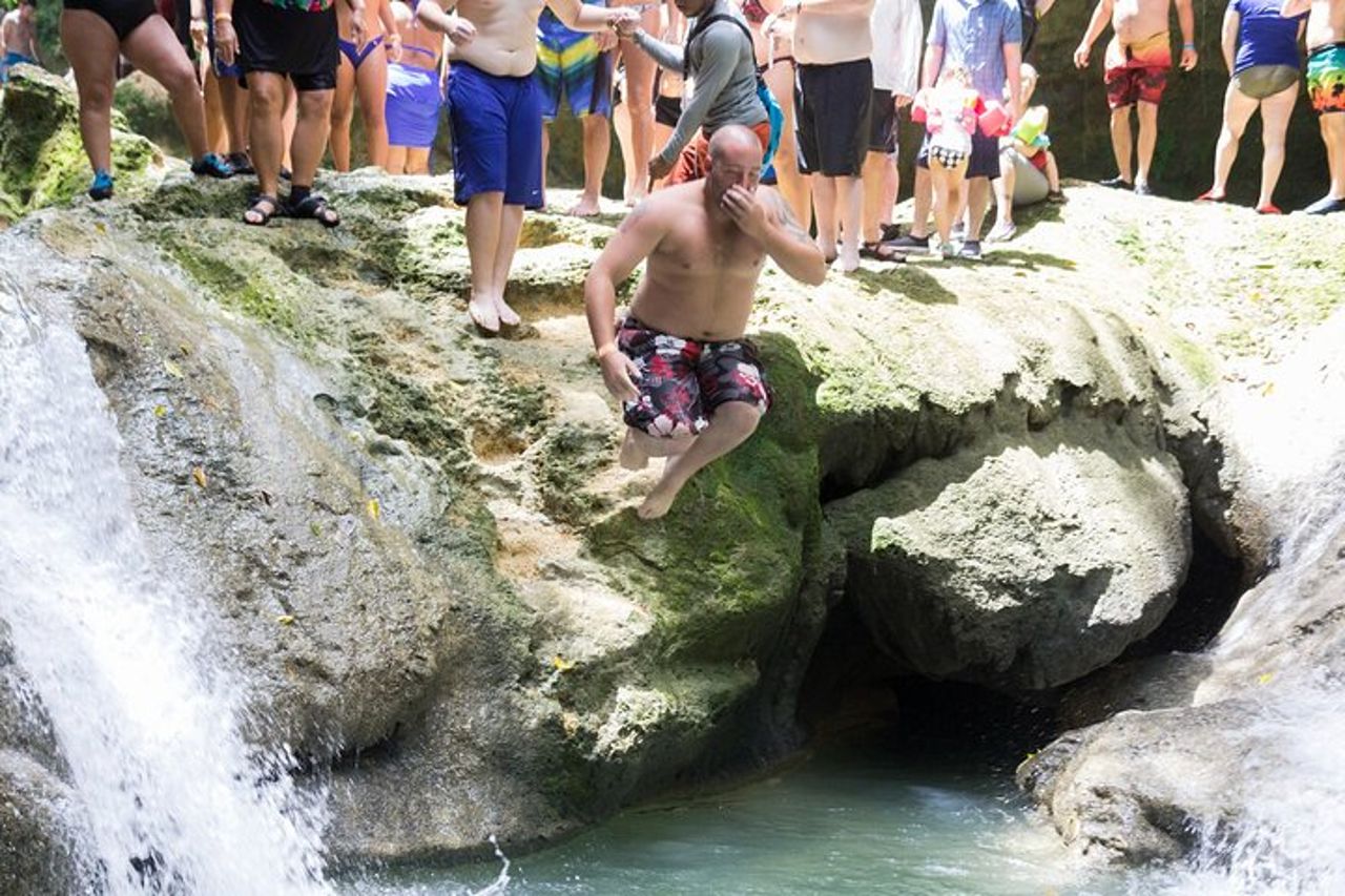Blue Hole & Tour in Tubing sul Fiume da Falmouth & Runaway Bay Giamaica — 3