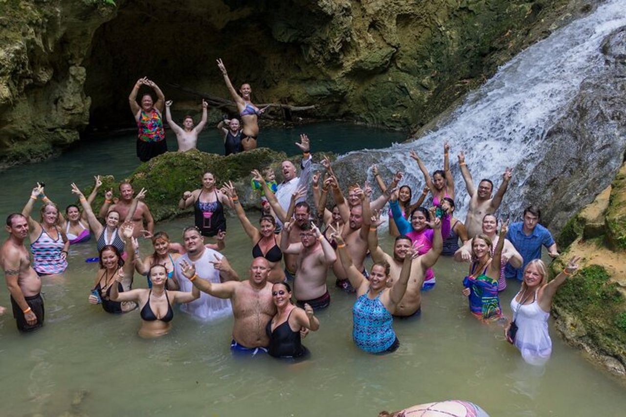 Blue Hole & Tour in Tubing sul Fiume da Falmouth & Runaway Bay Giamaica — 5