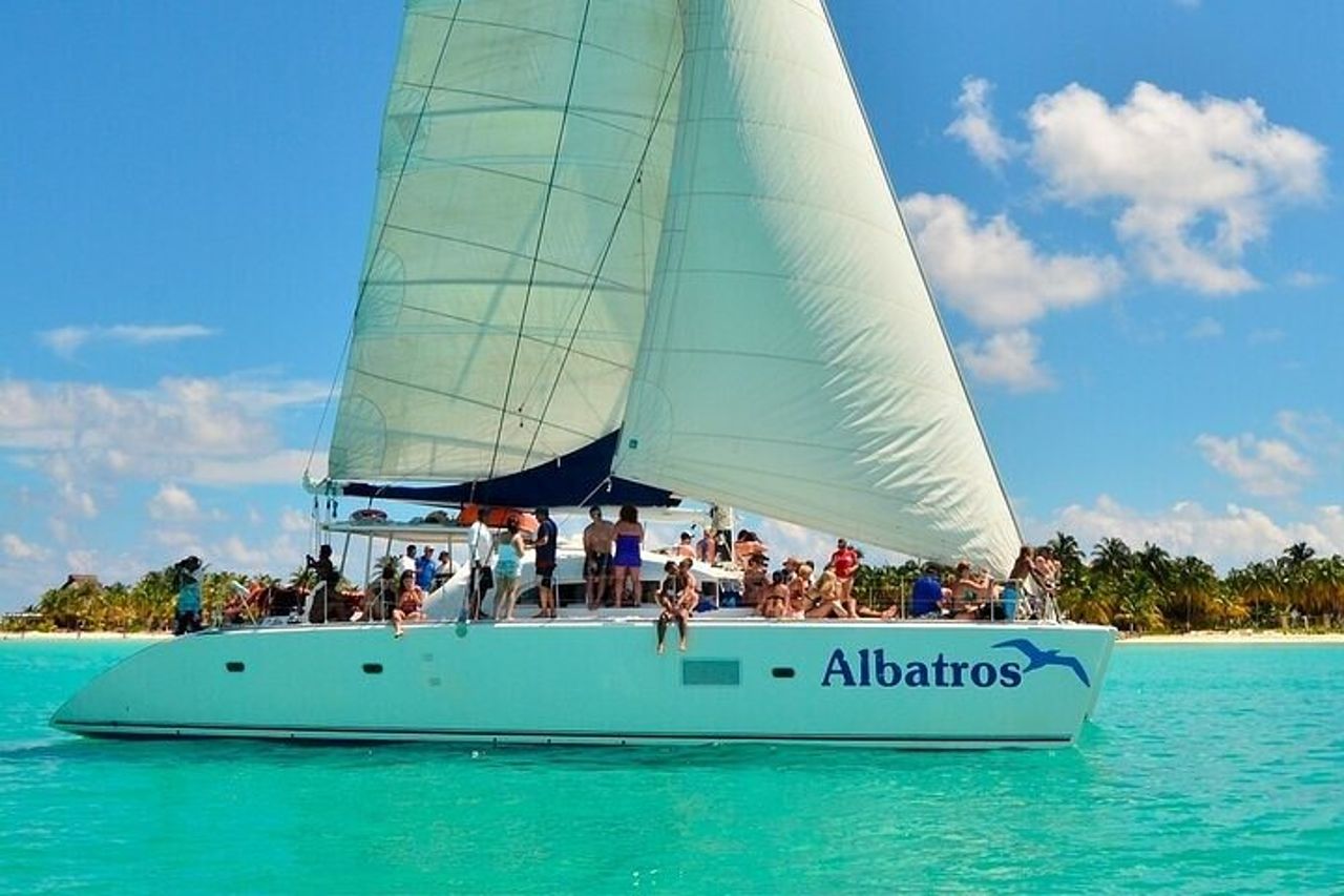 Vela Plus Catamarano per Isla Mujeres con Beach Club e Open Bar — 2
