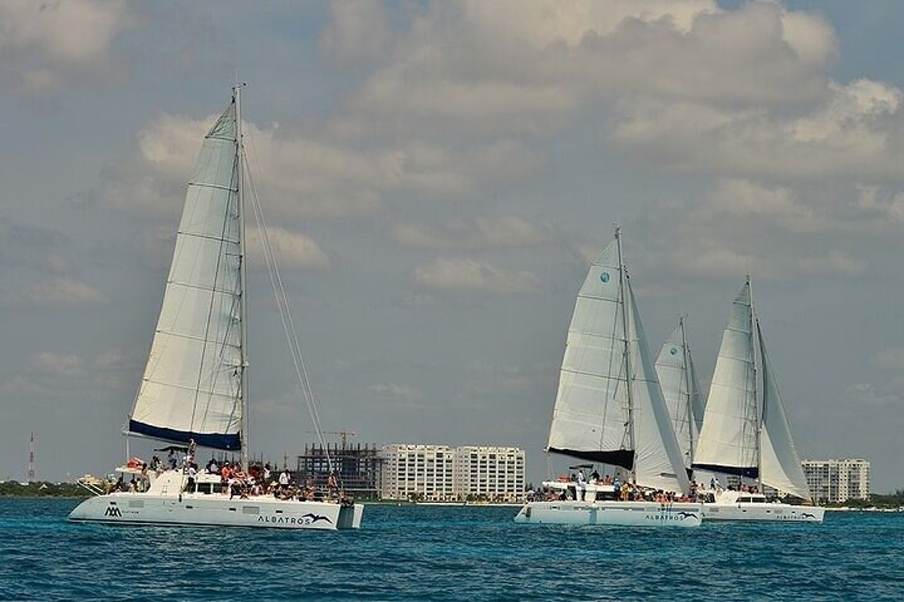 Vela Plus Catamarano per Isla Mujeres con Beach Club e Open Bar — 6