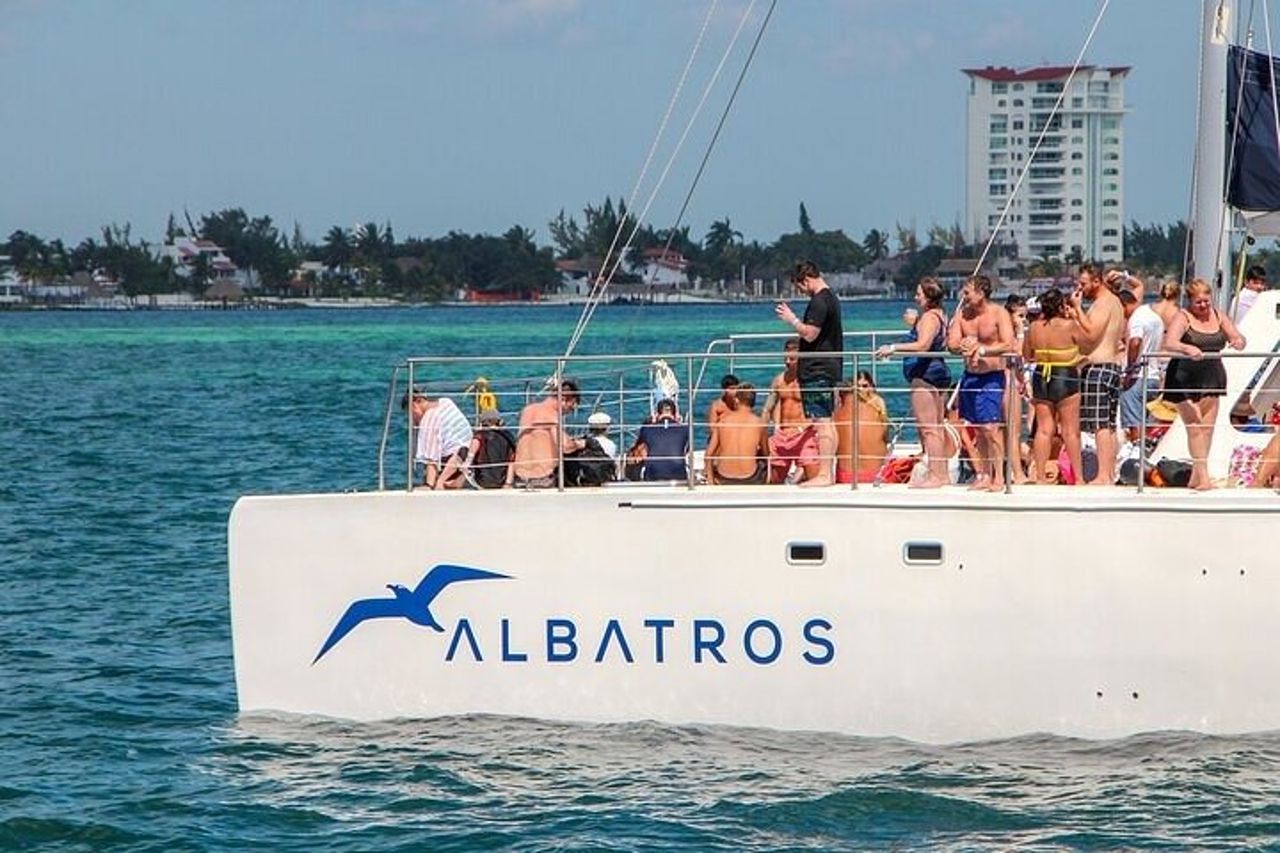 Vela Plus Catamarano per Isla Mujeres con Beach Club e Open Bar — 7