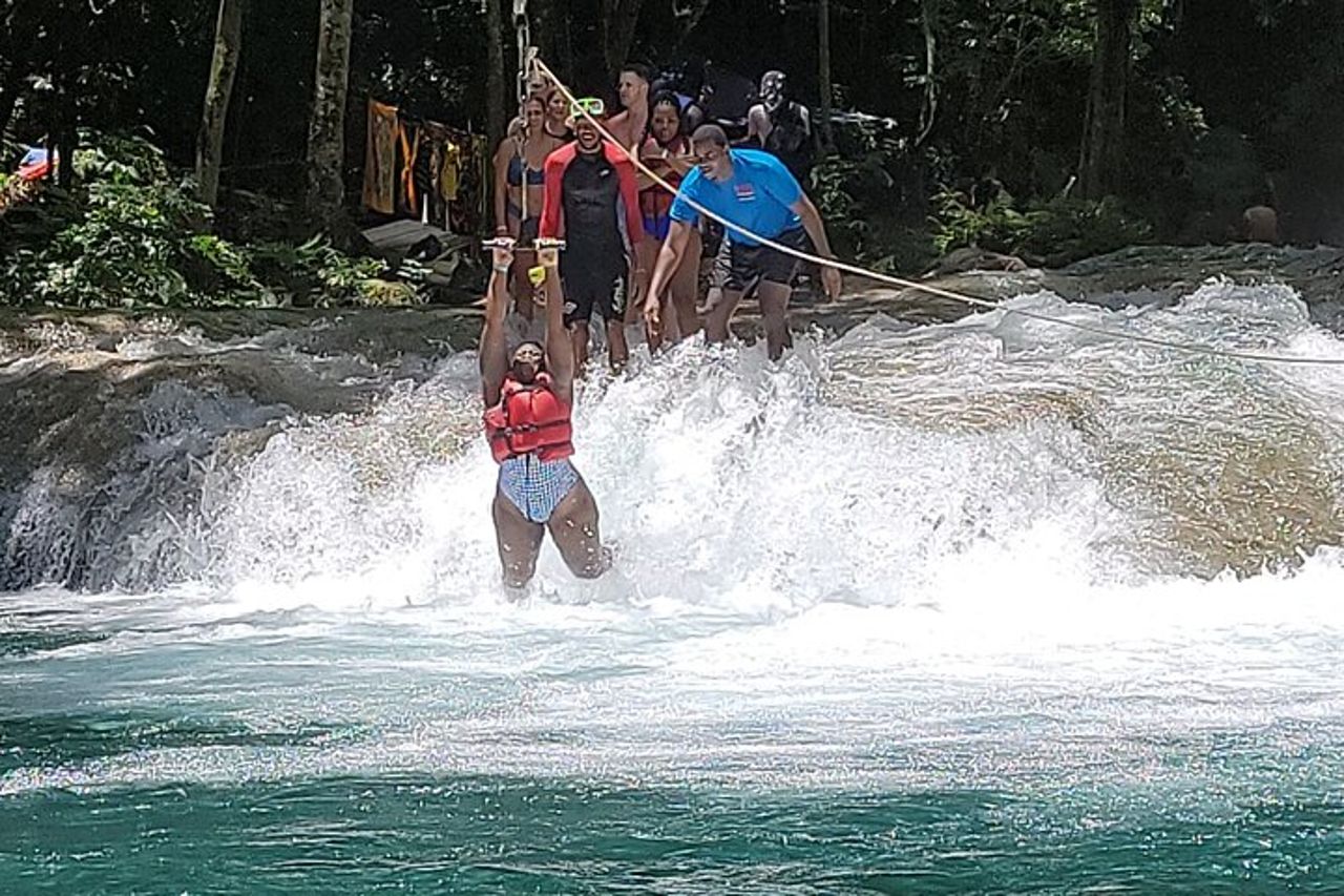 Blue Hole & Tour in Tubing sul Fiume da Falmouth & Runaway Bay Giamaica — 9