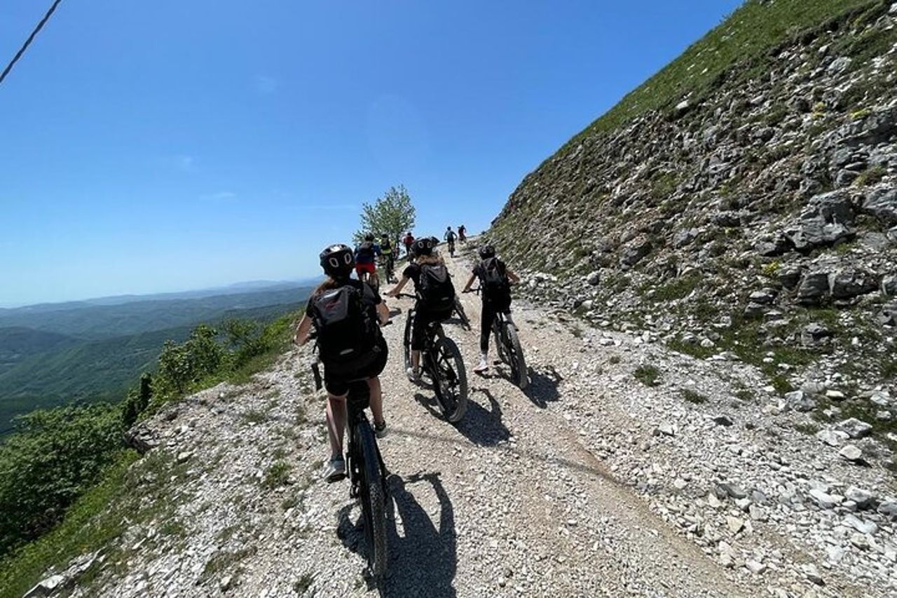 Mezza Giornata in Tour Privato Guidato al Monte Nerone con Brunch