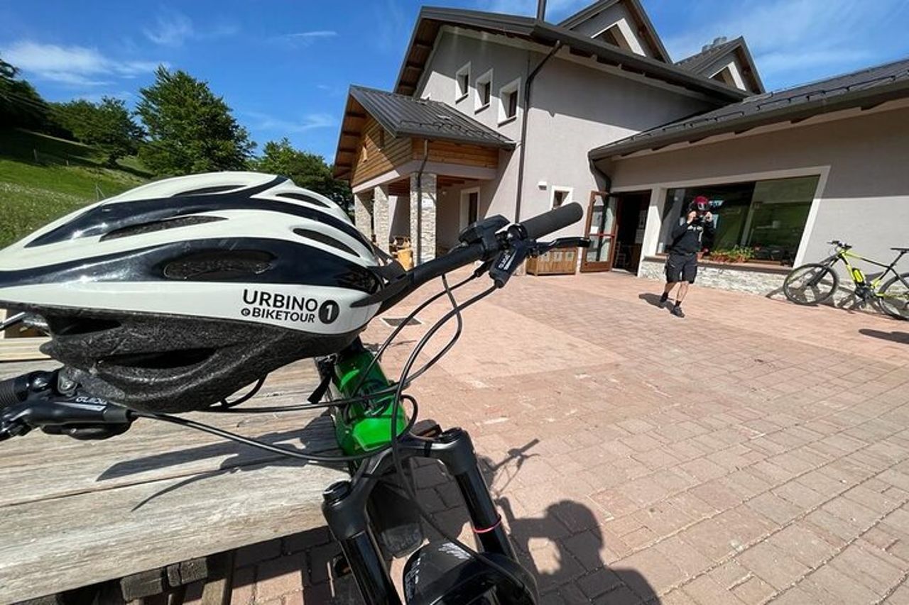Mezza Giornata in Tour Privato Guidato al Monte Nerone con Brunch — 5
