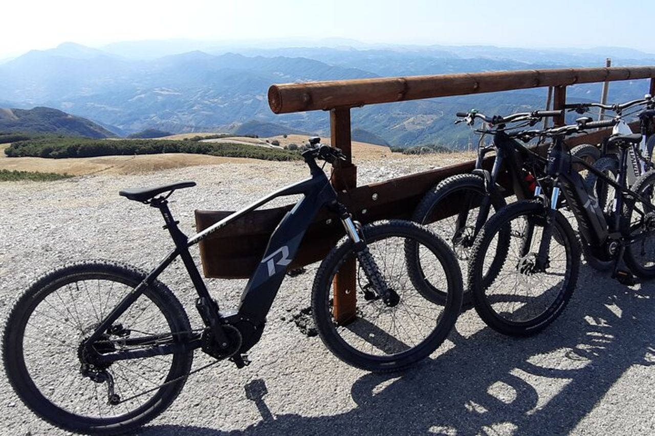 Mezza Giornata in Tour Privato Guidato al Monte Nerone con Brunch — 3