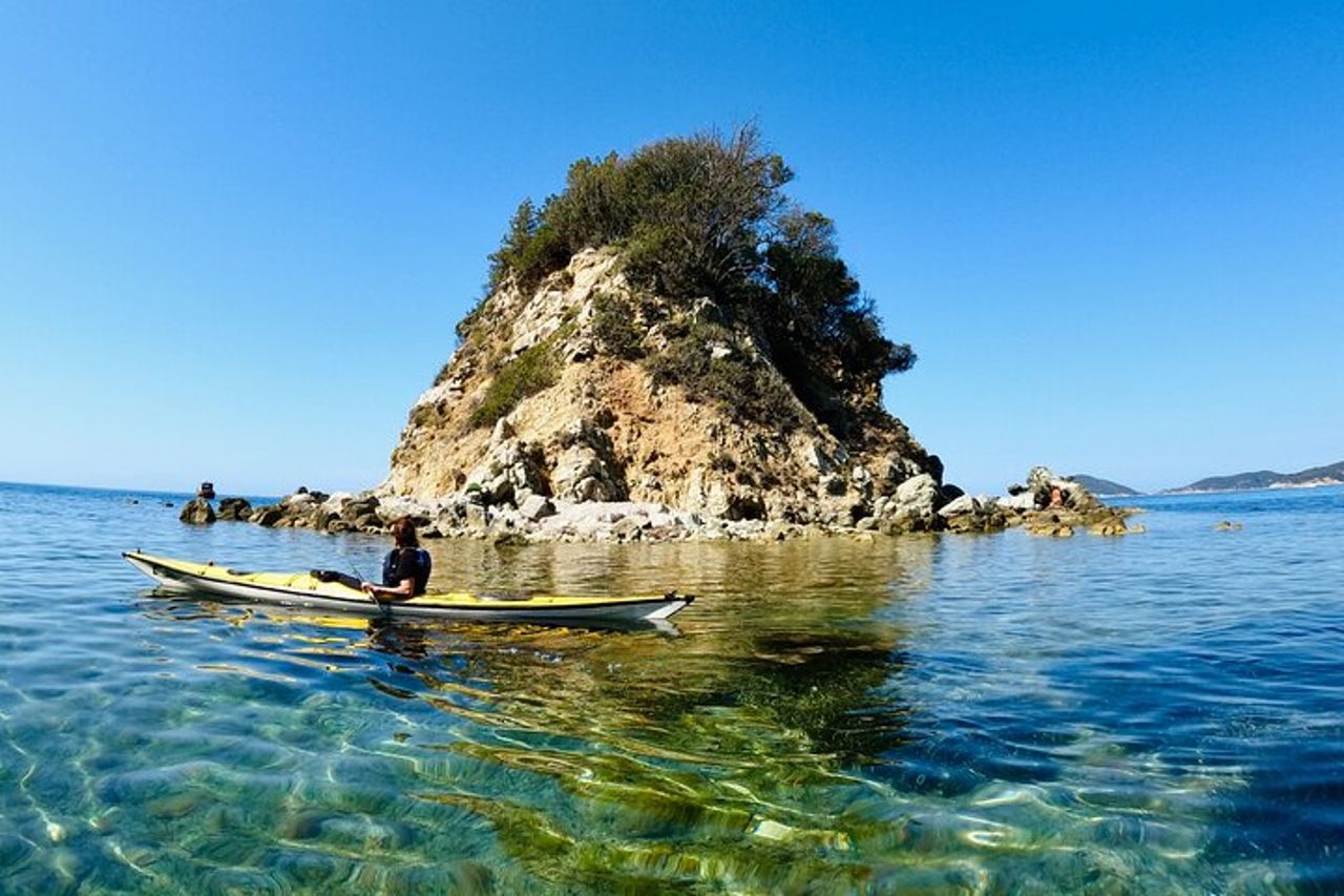 Tour di un'intera giornata in kayak da mare dell'isola d'Elba — 6