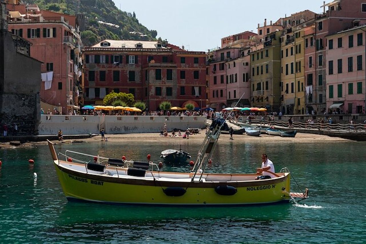 Tour Rilassante in Barca con Aperitivo a Cinque Terre — 7